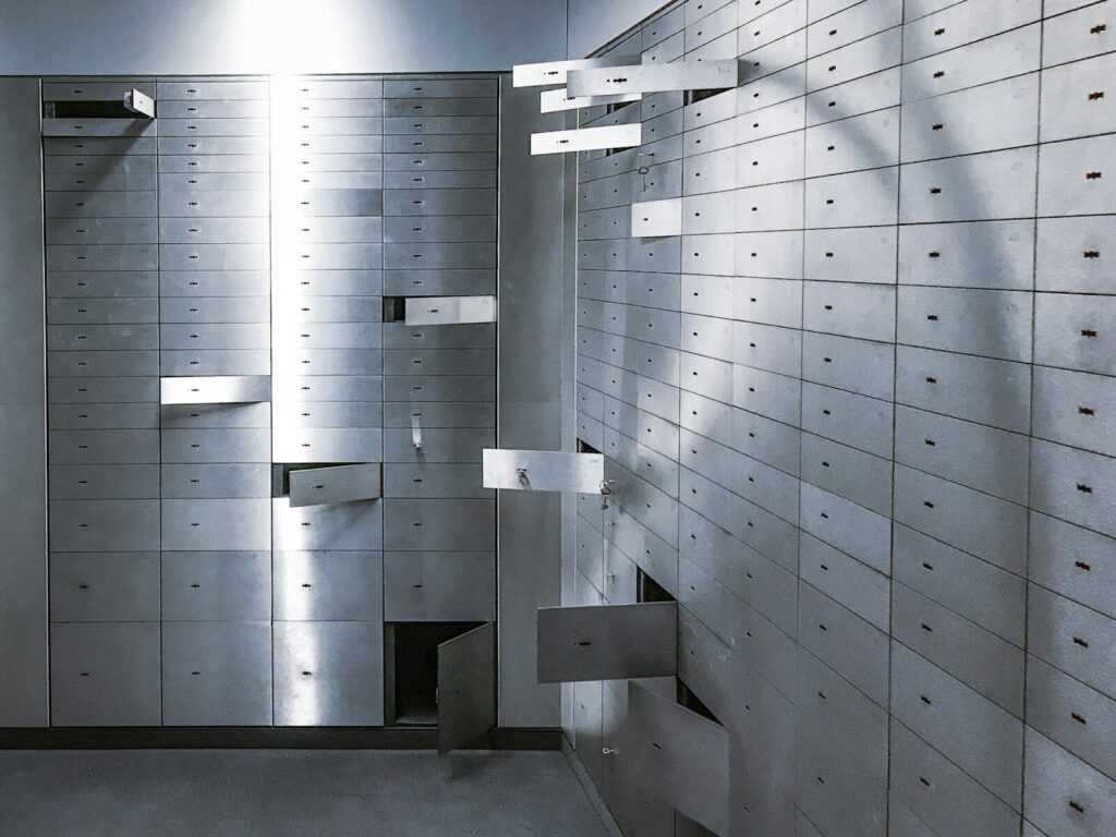Salle de coffres forts avec des coffres ouverts
